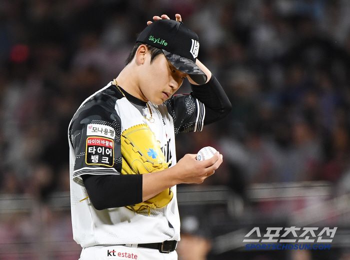 11일 수원 KT위즈파크에서 열린 롯데-KT전. 8회초 만루 위기에서 등판해 역전을 허용한 박영현이 아쉬워하고 있다. 수원=정재근 기자 cjg@sportschosun.com/2025.6.11/
