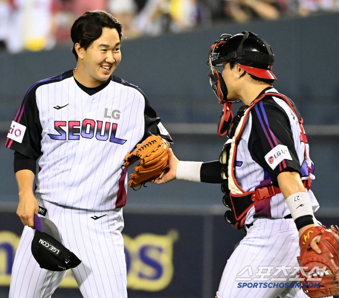 27일 잠실야구장에서 열린 KIA와 LG의 경기, LG가 4대3으로 승리했다. 승리의 기쁨을 나누는 유영찬-박동원 배터리의 모습. 잠실=허상욱 기자wook@sportschosun.com/2025.06.27/