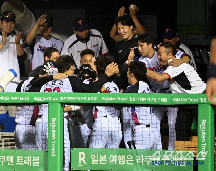 27일 잠실야구장에서 열린 KIA와 LG의 경기, 6회말 2사 1,3루 박동원이 역전 3점홈런을 치고 동료들의 환영을 받고 있다. 잠실=허상욱 기자wook@sportschosun.com/2025.06.27/
