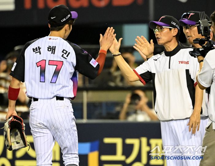 27일 잠실야구장에서 열린 KIA와 LG의 경기, LG가 4대3으로 승리했다. 승리의 기쁨을 나누는 LG 염경엽 감독과 선수들의 모습. 잠실=허상욱 기자wook@sportschosun.com/2025.06.27/