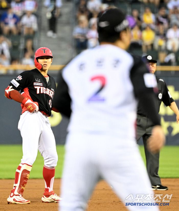 27일 잠실야구장에서 열린 KIA와 LG의 경기, 5회초 KIA 최원준이 내야땅볼을 치고 LG 3루수 문보경의 1루 악송구에 2루로 향하고 있다. 잠실=허상욱 기자wook@sportschosun.com/2025.06.27/