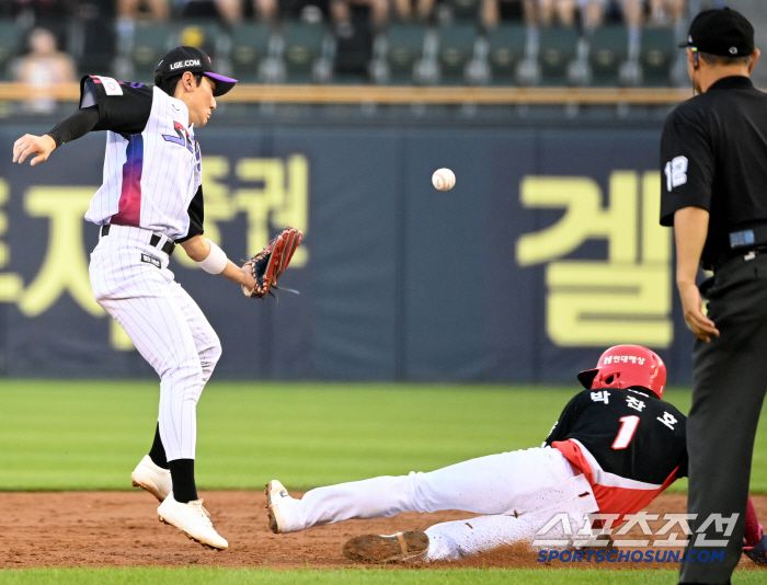 27일 잠실야구장에서 열린 KIA와 LG의 경기, 4회초 무사 1루 KIA 위즈덤의 내야땅볼때 1루주자 박찬호가 LG 3루수 문보경의 송구 실책에 2루 세이프되고 있다. 잠실=허상욱 기자wook@sportschosun.com/2025.06.27/
