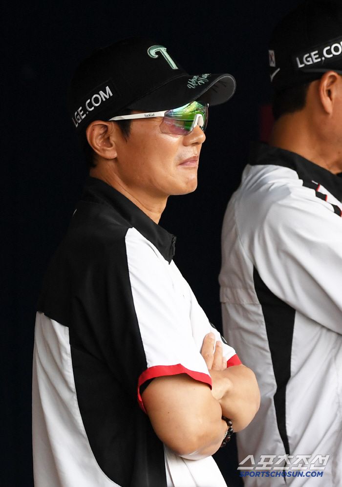 19일 잠실구장에서 열린 LG 트윈스와 NC 다이노스의 경기. LG 염경엽 감독이 경기를 지켜보고 있다. 잠실=박재만 기자 pjm@sportschosun.com/2025.06.19/