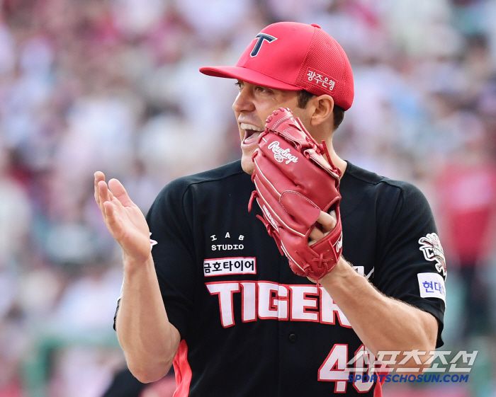 22일 인천 SSG랜더스필드에서 열린 SSG와 KIA의 경기. 5회말 1사 1루. 박성한의 타구를 호수비로 병살 처리한 박찬호에게 박수를 보내고 있는 KIA 네일. 인천=송정헌 기자songs@sportschosun.com/2025.06.22/