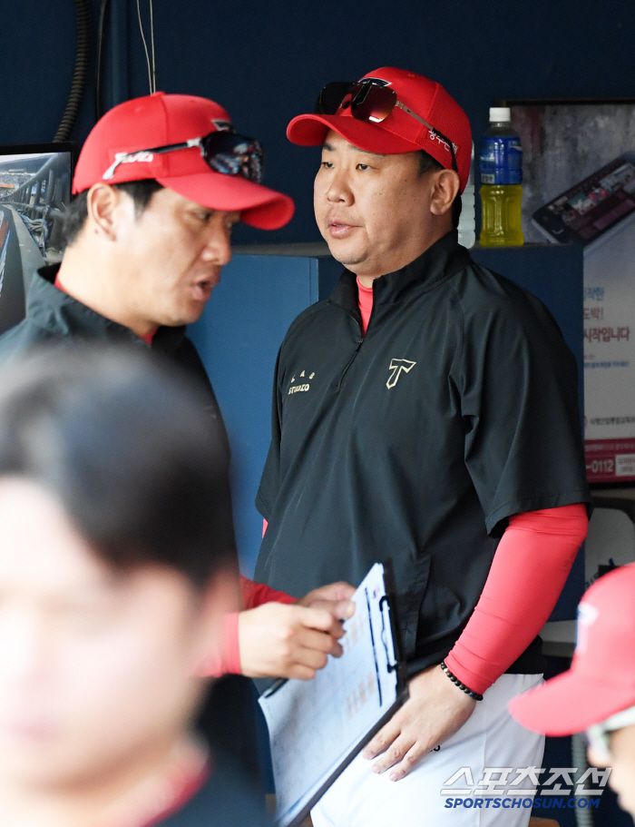 4일 잠실구장에서 열린 두산 베어스와 KIA 타이거즈의 경기. KIA 이범호 감독이 경기를 지켜보고 있다. 잠실=박재만 기자 pjm@sportschosun.com/2025.06.04/