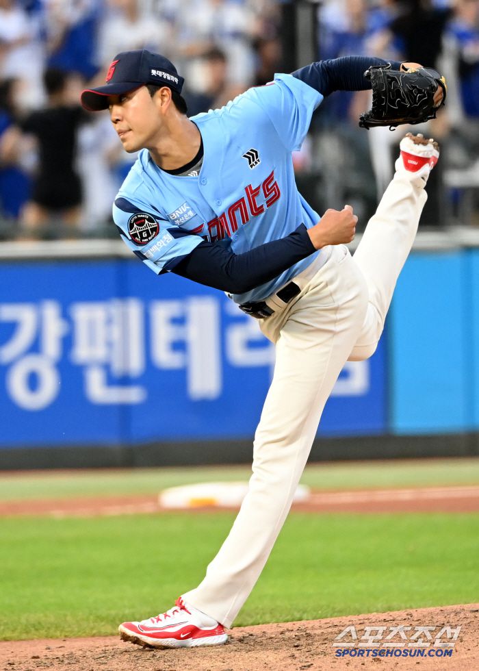 22일 부산 사직야구장에서 열린 삼성과 롯데의 경기, 7회초 롯데 윤성빈이 역투하고 있다. 부산=허상욱 기자wook@sportschosun.com/2025.06.22/