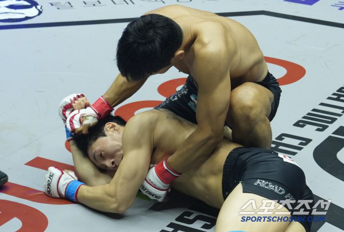 윤형빈이 밴쯔에게 파운딩을 날리고 있다. 사진제공=로드FC