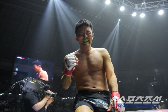 윤형빈이 밴쯔에게 TKO승을 거둔 뒤 기뻐하고 있다. 사진제공=로드FC