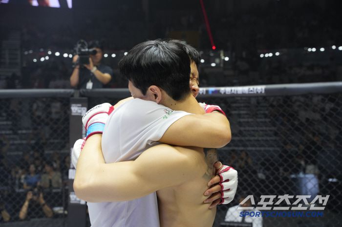 윤형빈과 밴쯔가 경기 후 서로 껴안고 격려하고 있다. 사진제공=로드FC