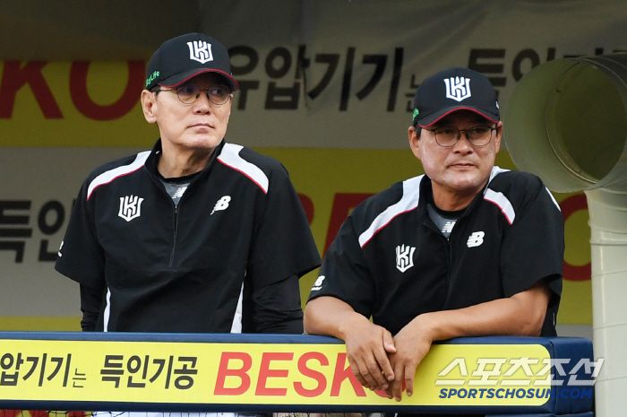 14일 대구 라이온즈파크에서 열린 삼성 라이온즈와 KT 위즈의 경기. KT 이강철 감독과 이종범 코치가 경기를 지켜보고 있다. 대구=박재만 기자 pjm@sportschosun.com/2025.06.14/