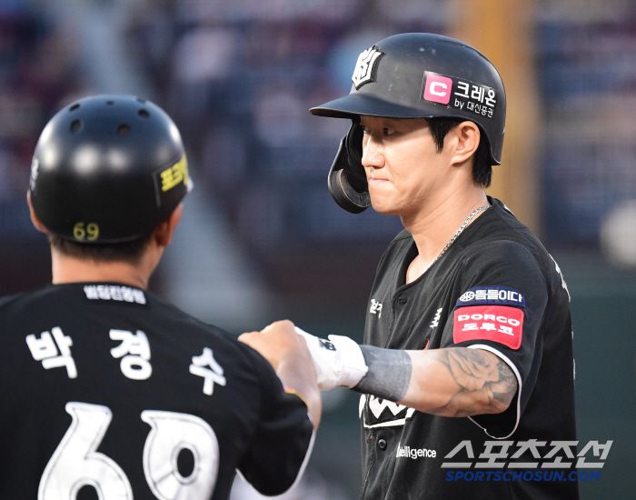 3회 2사 만루. 2타점 적시타 날린 김민혁.