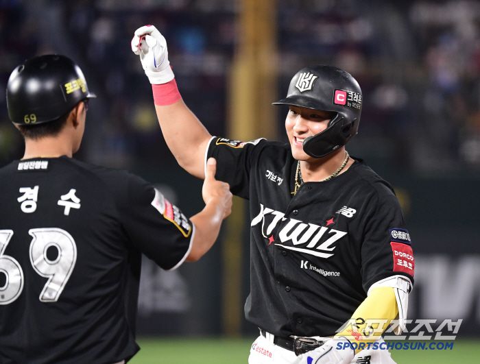 7회 1타점 적시타 날린 KT 안현민.