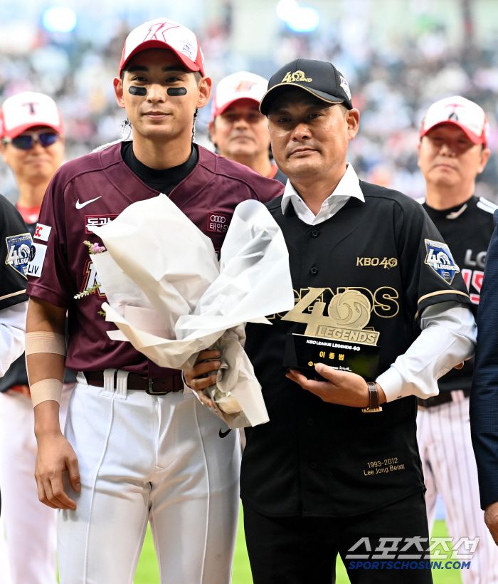 2022 KBO 올스타전이 16일 잠실야구장에서 열렸다. KBO 40주년 기념 레전드에 선정된 이종범이 아들 이정후에게 꽃다발을 받고 있다. 잠실=허상욱 기자wook@sportschosun.com/2022.07.16/