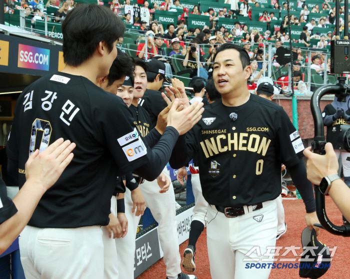 선수들과 인사를 나누는 김강민. 사진제공=SSG랜더스