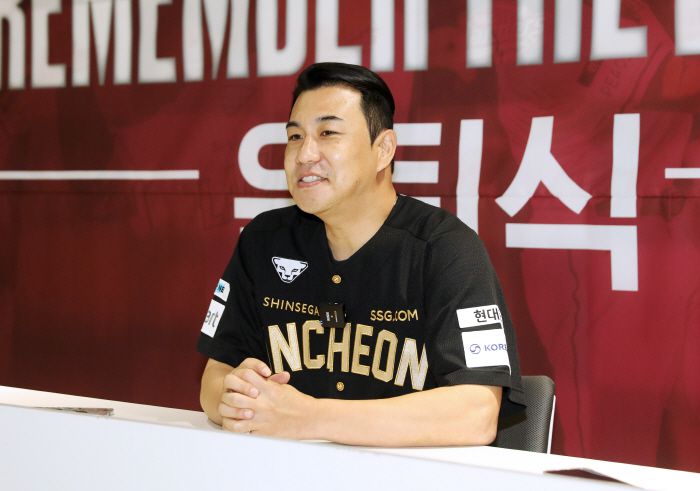 은퇴 기념 인터뷰에 임한 김강민. 사진제공=SSG랜더스