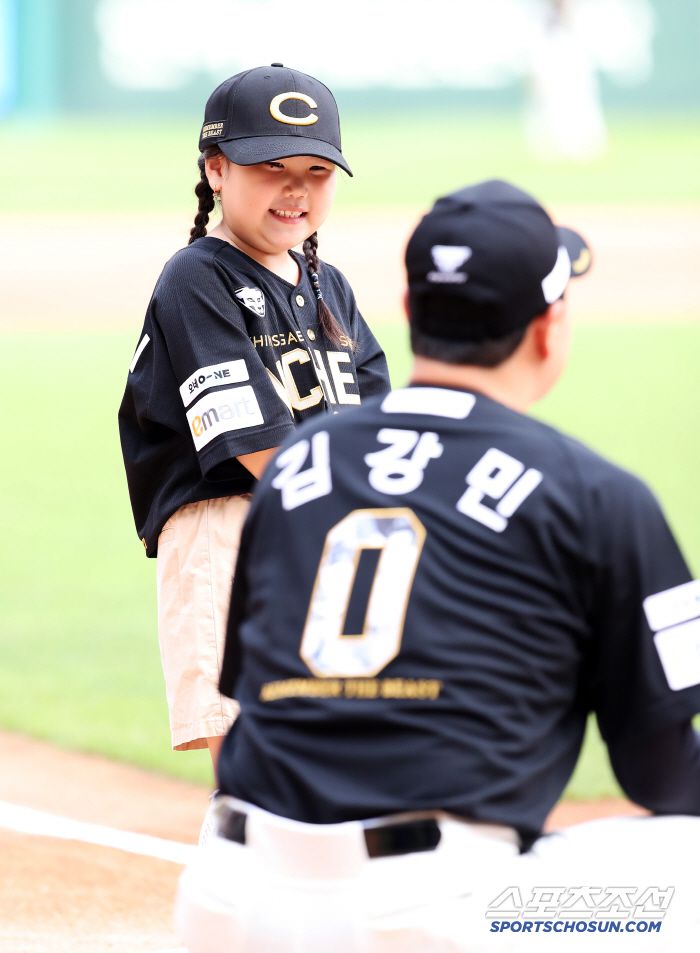 시구시타에 나선 김강민과 그 딸. 사진제공=SSG랜더스