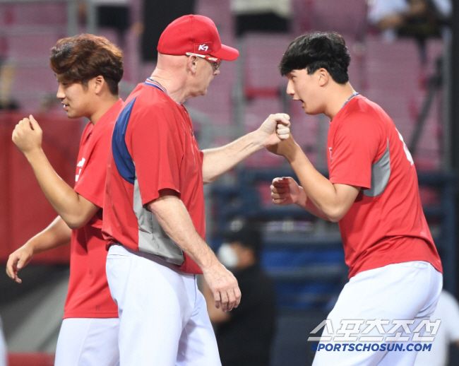 8일 광주 기아챔피언스필드에서 KBO리그 KIA와 NC의 경기가 열렸다. KIA가 NC에 3대 2로 승리했다. 경기 종료 후 하이파이브를 나누고 있는 KIA 선수들. 광주=송정헌 기자 songs@sportschosun.com/2020.08.08/