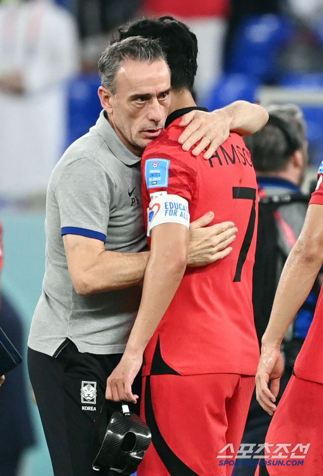 한국 축구대표팀 벤투 감독이 6일(한국시간) 카타르 도하 스타디움 974에서 열린 2022 카타르 월드컵 16강전 브라질과의 경기에서 패한 뒤 손흥민과 포옹을 하고 있다. 도하(카타르)=송정헌 기자songs@sportschosun.com/2022.12.06/