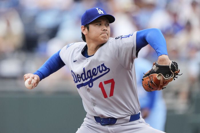 Los Angeles Dodgers starting pitcher Shohei Ohtani throws during the first inning of a baseball game against the Kansas City Royals, Saturday, June 28, 2025, in Kansas City, Mo. (AP Photo/Charlie Riedel)        <저작권자(c) 연합뉴스, 무단 전재-재배포, AI 학습 및 활용 금지>