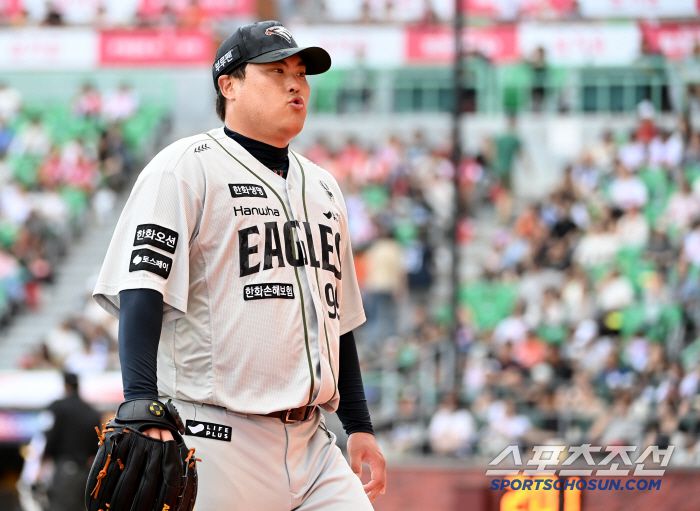 29일 인천SSG랜더스필드에서 열린 한화와 SSG의 경기, 4회말 2사 만루 위기를 무실점으로 마친 류현진이 더그아웃으로 향하고 있다. 인천=허상욱 기자wook@sportschosun.com/2025.06.29/