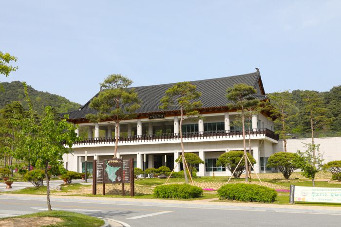 ◇봉화정자문화생활관에는 누정에서 바라본 봄, 여름, 가을, 겨울을 한 폭의 동양화처럼 연출한 감성 영상공간과 봉화 10대 누정인 경체정, 청암정, 석천정사 등을 모형으로 만들어 전시하고 있다. 시젠제공=지엔씨21