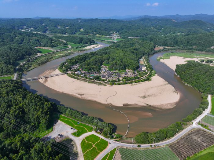 ◇영주의 대표 무섬마을인 수도리에는 마을을 휘감아 도는 강을 따라 은백색 백사장이 펼쳐져 있다. 사진제공=지엔씨21