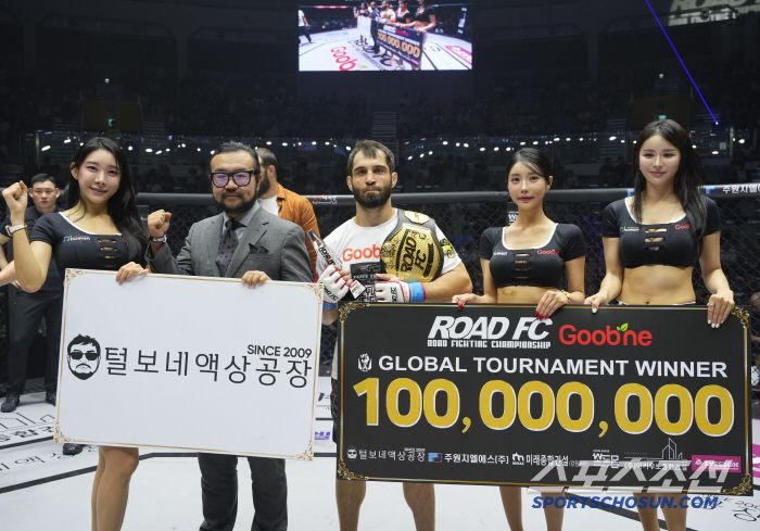 바레인의 카밀 마고메도프가 오카를 꺾고 라이트급 토너먼트 우승자가 돼 상금 1억원을 받게 됐다. 사진제공=로드FC