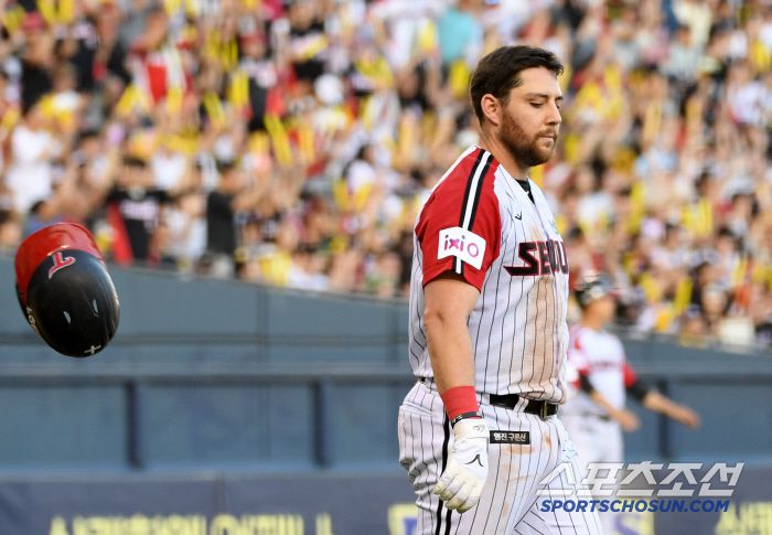 29일 잠실구장에서 열린 LG 트윈스와 KIA 타이거즈의 경기. 7회말 2사 만루 LG 오스틴이 외야 뜬공으로 물러나며 헬멧을 뒤로 던지고 있다. 잠실=박재만 기자 pjm@sportschosun.com