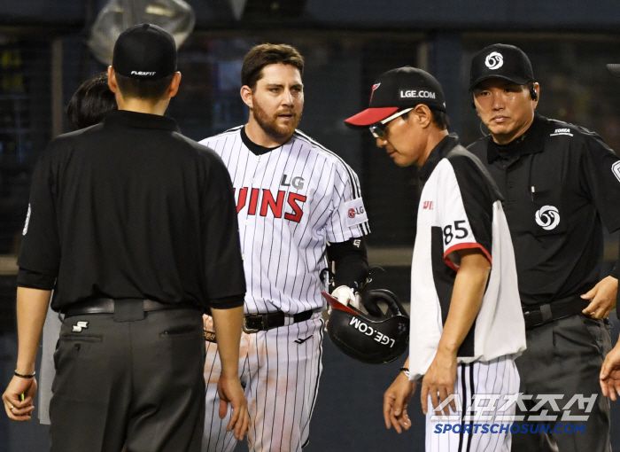 염경엽 감독은 곧바로 나와 어필해 봤지만 인정할 수밖에 없는 상황이었다.