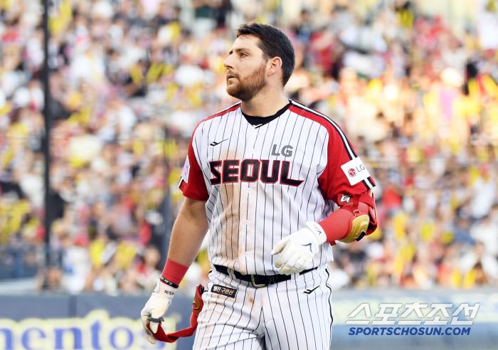 다음날 오스틴의 만루포가 터지면 동점까지 노릴 수 있었던 순간, 결과는 외야 뜬공이었다.