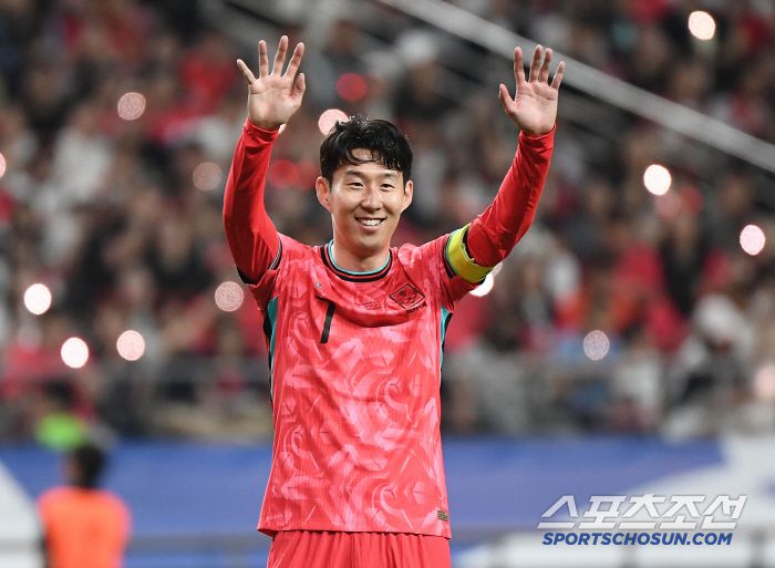 10일 서울월드컵경기장에서 열린 대한민국과 쿠웨이트의 2026년 북중미월드컵 아시아 3차예선 B조 최종전. 손흥민이 후반전 교체 멤버로 출전해 동료의 플레이를 격려하고 있다. 상암=정재근 기자 cjg@sportschosun.com/2025.6.10/