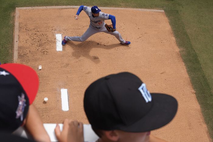 오타니가 경기 전 웜업 피칭을 하고 있다. AP연합뉴스
