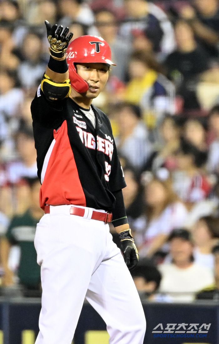 27일 잠실야구장에서 열린 KIA와 LG의 경기, 7회초 1사 1루 고종욱이 안타를 치고 환호하고 있다. 잠실=허상욱 기자wook@sportschosun.com/2025.06.27/