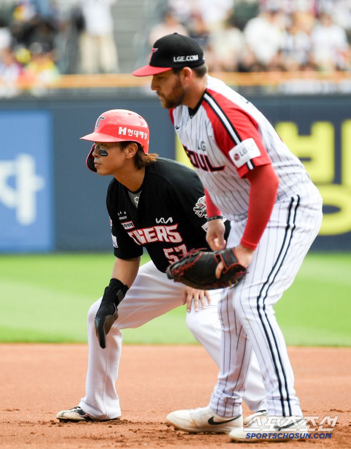 29일 잠실구장에서 열린 LG 트윈스와 KIA 타이거즈의 경기. KIA 고종욱이 안타를 날린 뒤 숨을 고르고 있다. 잠실=박재만 기자 pjm@sportschosun.com/2025.06.29/