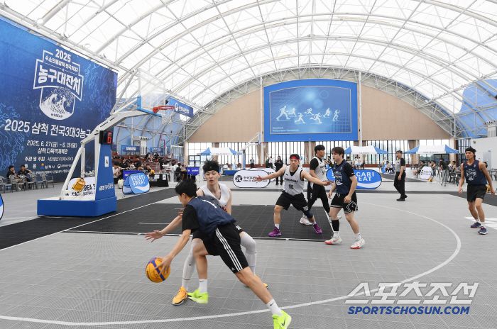 2025 삼척 전국3대3농구대회 1차가 27일부터 29일까지 삼척 다목적체육관에서 열렸다. 28일 경기를 앞두고 많은 선수들이 연습을 하고 있다. 삼척=정재근 기자 cjg@sportschosun.com/2025.6.28/