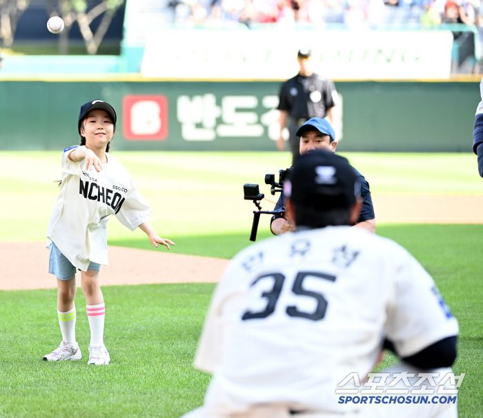 29일 인천SSG랜더스필드에서 열린 한화와 SSG의 경기, SSG 한유섬의 딸 예소 양이 시구를 하고 있다. 인천=허상욱 기자wook@sportschosun.com/2025.06.29/