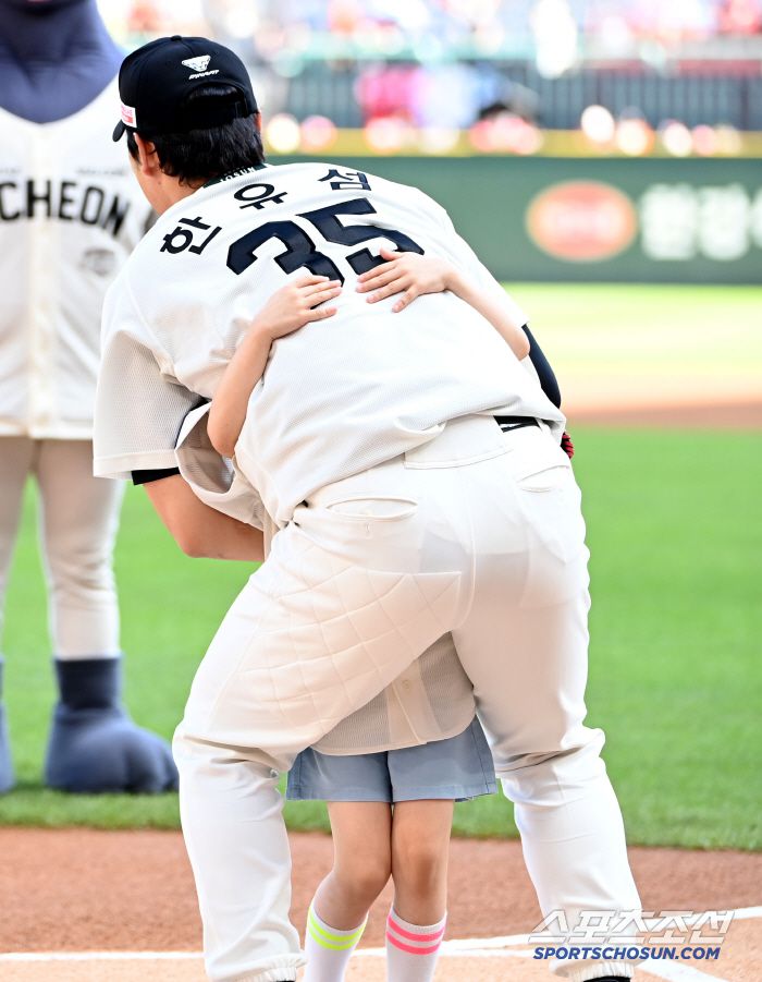 29일 인천SSG랜더스필드에서 열린 한화와 SSG의 경기, SSG 한유섬의 딸 예소 양이 시구를 마친 후 포옹을 하고 있다. 인천=허상욱 기자wook@sportschosun.com/2025.06.29/