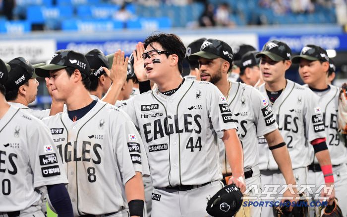 26일 대구 삼성라이온즈파크에서 열린 삼성과 한화의 경기. 한화가 삼성에 승리했다. 경기 종료 후 승리의 기쁨을 나누고 있는 한화 선수들. 대구=송정헌 기자songs@sportschosun.com/2025.06.26/