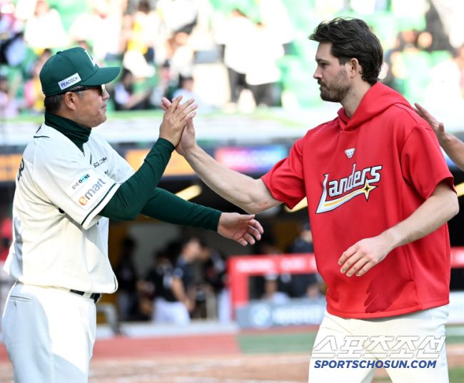 20일 인천SSG랜더스필드에서 열린 SSG와 LG의 경기, SSG가 9대3으로 승리하며 6연패에서 탈출했다. 승리의 기쁨을 나누는 승리투수 앤더슨과 이숭용 감독의 모습. 인천=허상욱 기자wook@sportschosun.com/2025.04.20/