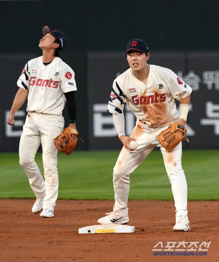 1일 부산 사직구장에서 열린 롯데 자이언츠와 LG 트윈스의 경기. 롯데 전민재, 고승민이 호흡을 맞추고 있다. 부산=박재만 기자 pjm@sportschosun.com/2025.07.01/