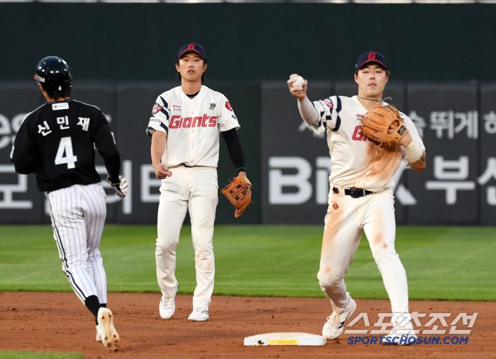 1일 부산 사직구장에서 열린 롯데 자이언츠와 LG 트윈스의 경기. 롯데 전민재, 고승민이 호흡을 맞추고 있다. 부산=박재만 기자 pjm@sportschosun.com/2025.07.01/