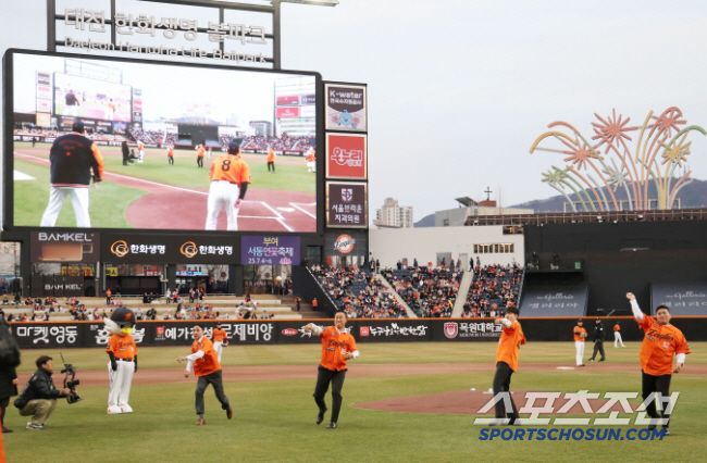 3월 28일 대전 한화생명볼파크에서 열린 KIA-한화전. 신구장에서 열린 홈 개막전에서 한화의 레전드 송진우, 장종훈, 정민철, 김태균(왼쪽부터)이 시구하고 있다. 대전=정재근 기자