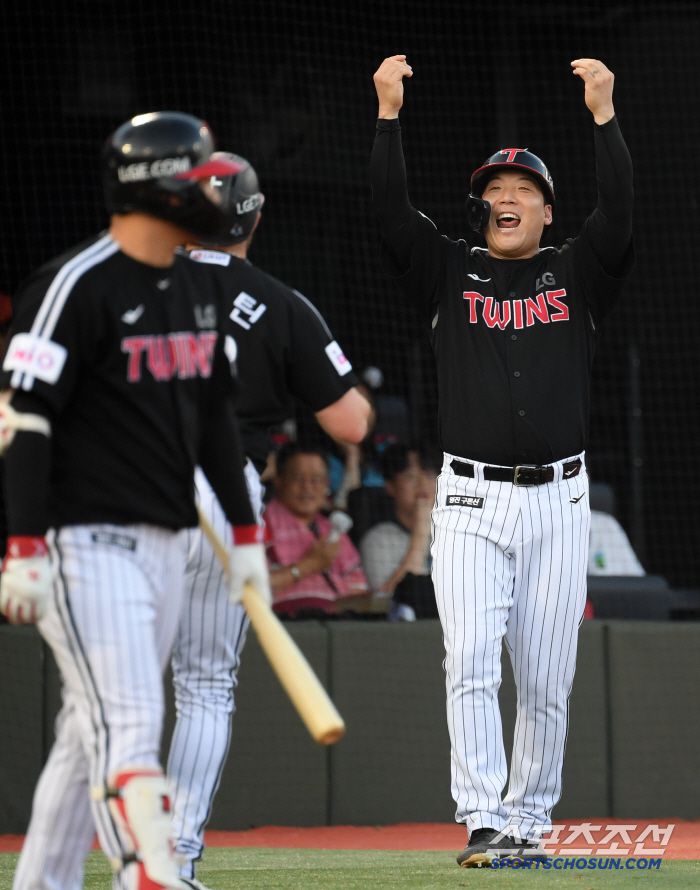 1일 부산 사직구장에서 열린 롯데 자이언츠와 LG 트윈스의 경기. 3회초 1사 2루 LG 오스틴이 투런포를 날린 뒤 환호하고 있다. 부산=박재만 기자 pjm@sportschosun.com/2025.07.01/