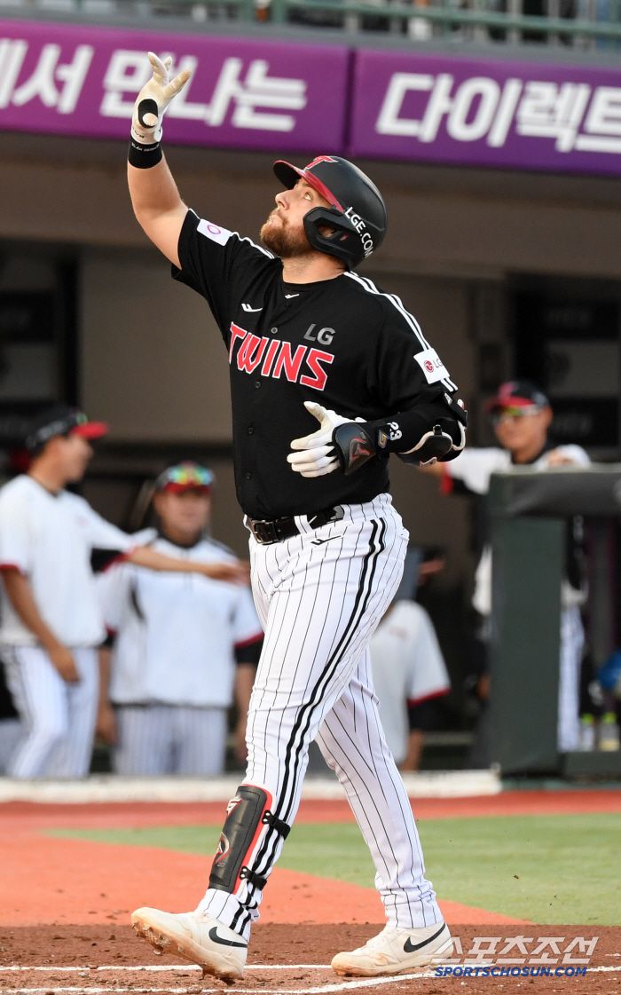 1일 부산 사직구장에서 열린 롯데 자이언츠와 LG 트윈스의 경기. 3회초 1사 2루 LG 오스틴이 투런포를 날린 뒤 환호하고 있다. 부산=박재만 기자 pjm@sportschosun.com/2025.07.01/