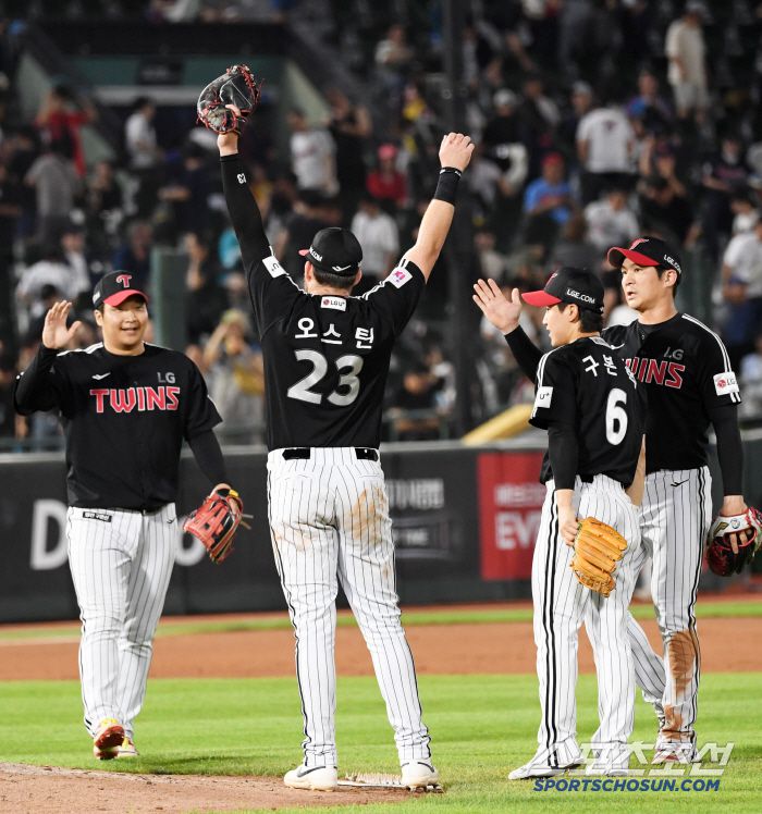 1일 부산 사직구장에서 열린 롯데 자이언츠와 LG 트윈스의 경기. 승리한 LG 선수들이 기뻐하고 있다. 부산=박재만 기자 pjm@sportschosun.com/2025.07.01/