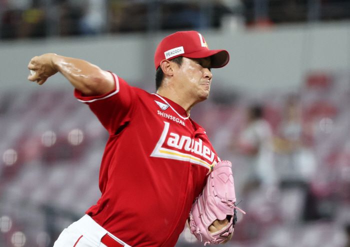 SSG 노경은이 7회에 투구하고 있다. 연합뉴스