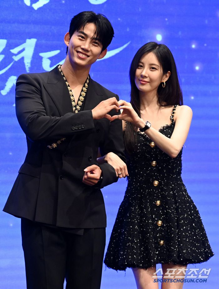 11일 더 세인트에서 열린 KBS 2TV 새 수목드라마 '남주의 첫날밤을 가져버렸다'의 제작발표회, 옥택연과 서현이 포토타임을 갖고 있다. 허상욱 기자wook@sportschosun.com/2025.06.11/