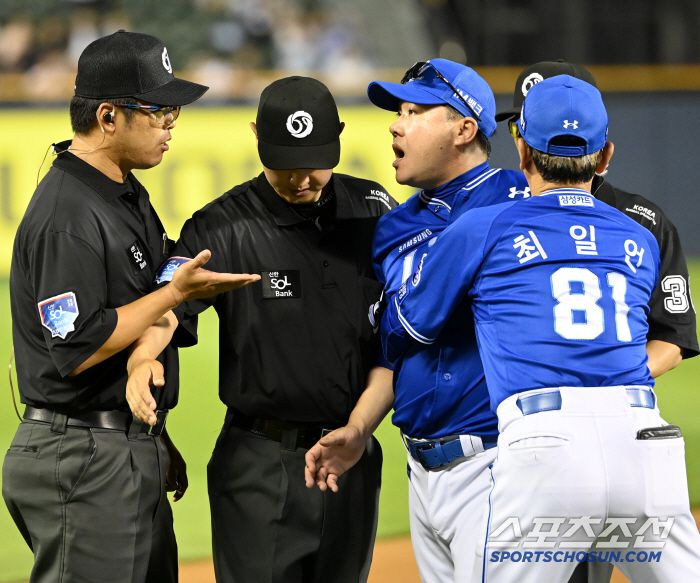 2일 잠실야구장에서 열린 삼성과 두산의 경기, 7회말 삼성 박진만 감독이 김선수 3루심이 두산 김재환의 체크스윙을 볼로 판정하자 그라운드로 나와 어필하고 있다. 잠실=허상욱 기자wook@sportschosun.com/2025.07.02/