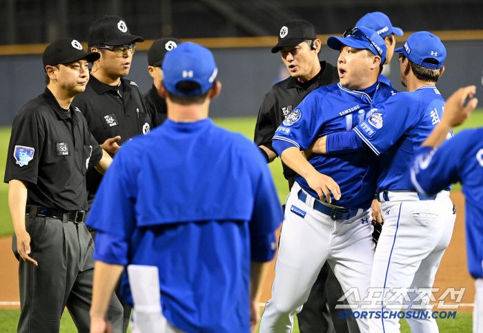 2일 잠실야구장에서 열린 삼성과 두산의 경기, 7회말 삼성 박진만 감독이 김선수 3루심이 두산 김재환의 체크스윙을 볼로 판정하자 그라운드로 나와 어필하고 있다. 잠실=허상욱 기자wook@sportschosun.com/2025.07.02/