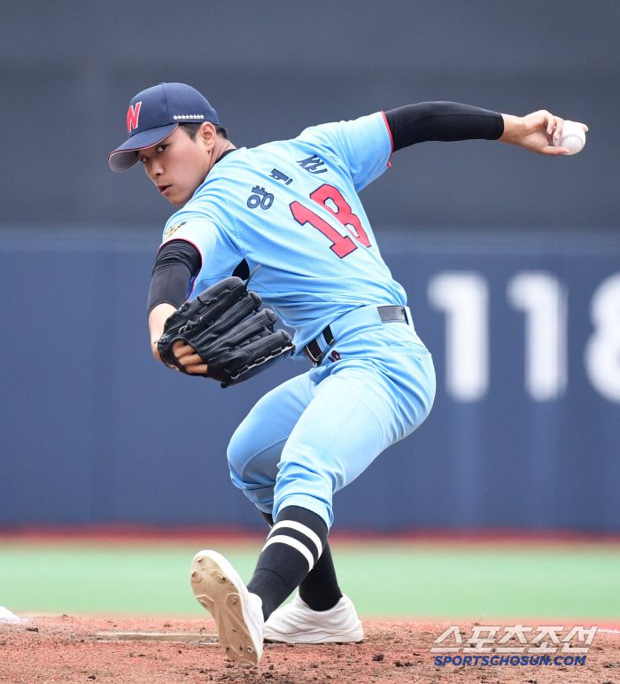 힘차게 투구하는 휘문고 양현준.